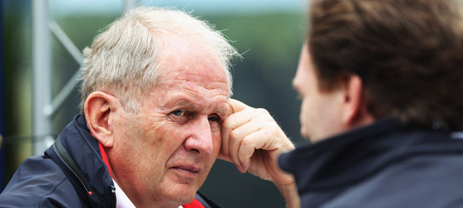 Helmut Marko charla con Christian Horner