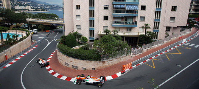 Dos coches en los puntos en Mónaco