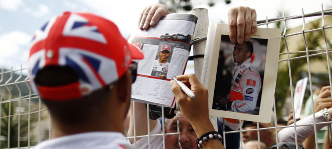 Lewis Hamilton firma autógrafos