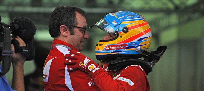 Fernando Alonso abrazando a Stefano Domenicalli
