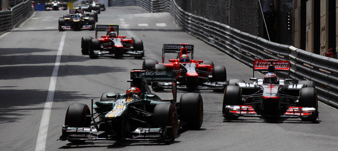 Button en Mónaco rodando por detrás de Heikki Kovalainen