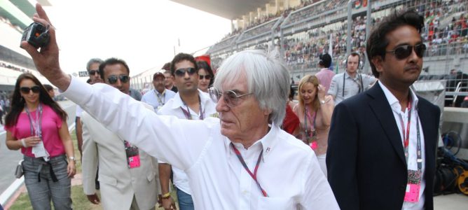 Bernie Ecclestone saludando a la grada del circuito
