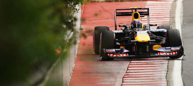 Mark Webber con el RB7 con el DRS activado