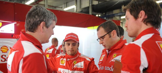 Stefano Domenicali habla con Felipe Massa 