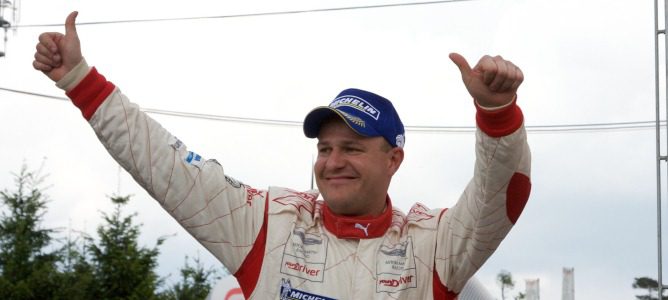 El piloto Tomáš Enge celebrando una victoria