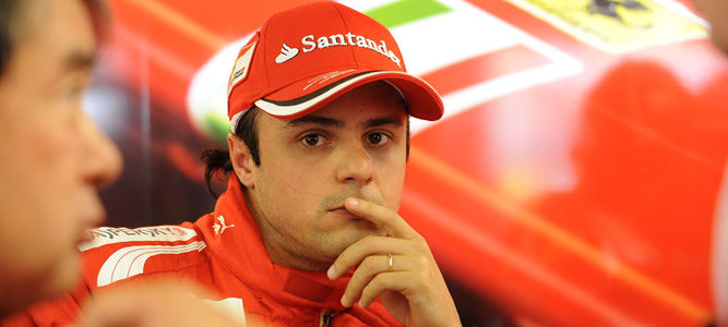 Felipe Massa pensativo en el box e Ferrari