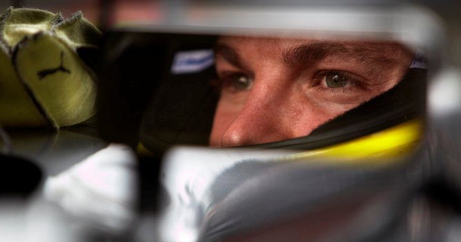 Nico Rosberg en el interior de su monoplaza con mirada de concentración