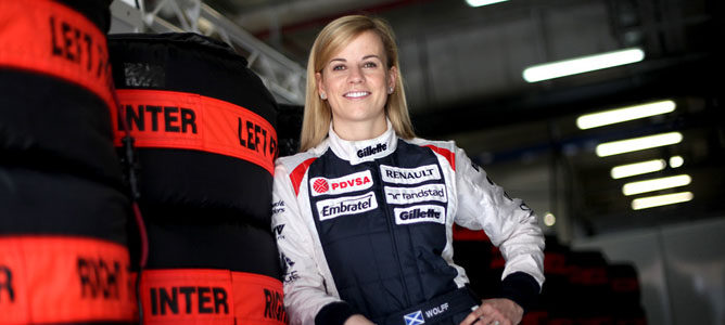 Susie Wolff posa en el box de su equipo