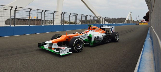 Nico Hülkenberg atravesando el puente del Valencia Street Circuit