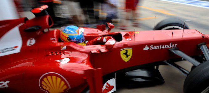 Fernando Alonso sale al pit lane