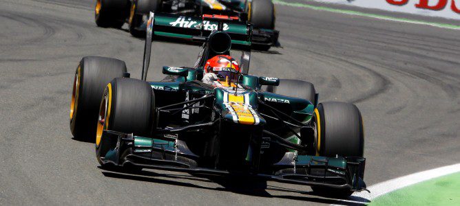 Heikki Kovalainen perseguido por Vitaly Petrov en el Valencia Street Circuit