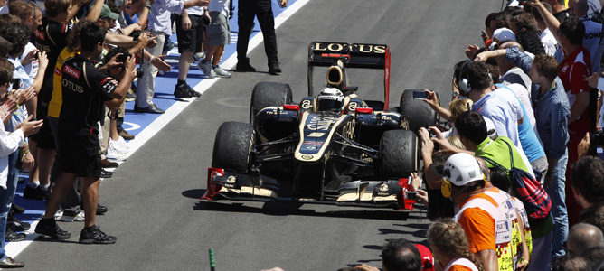 Kimi Raikkonen celebra su segundo puesto en Valencia