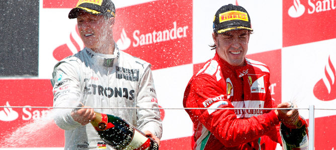 Fernando Alonso celebrando la victoria en el podio de Valencia