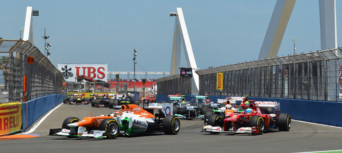 Nico Hülkenberg contiene a Fernando Alonso en Valencia