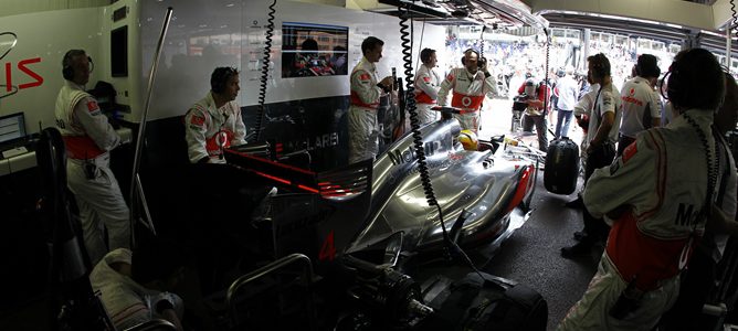 Lewis Hamilton en el box de McLaren