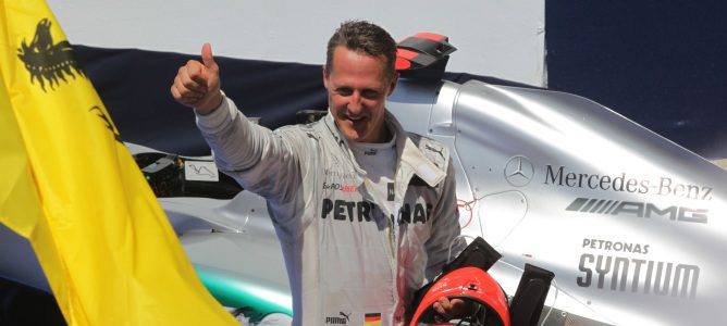 Michael Schumacher saludando a los aficionados