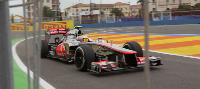 Lewis Hamilton montado a su MP4/27