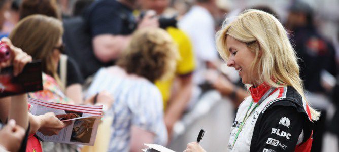 María de Villota firmando autógrafos a los aficionados