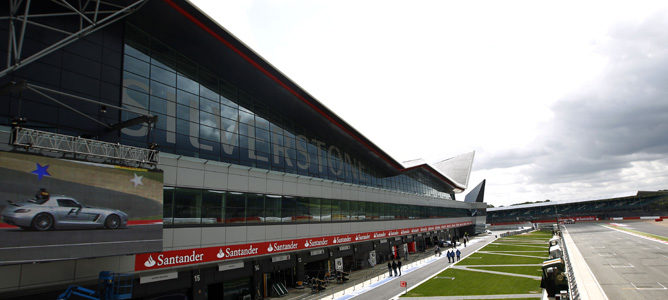 Nueva zona de boxes y edificio del circuito de Silverstone