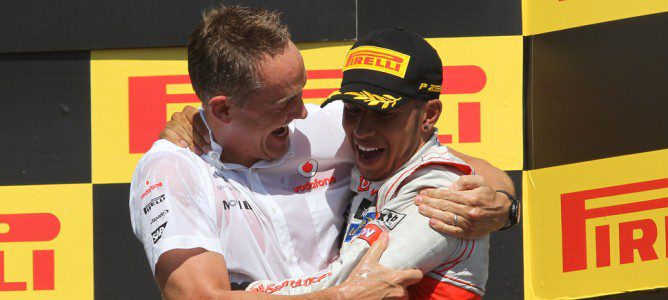 Martin Whitmarsh y Lewis Hamilton se abrazan el podio del GP de Canadá