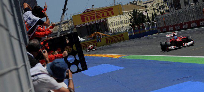 Fernando Alonso cruza el primero la línea de meta del Valencia Street Circuit