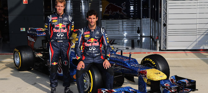 Mark Webber y Sebastian Vettel con el Red Bull decorado con las fotos de los fans en Silverstone