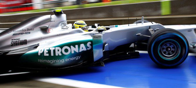 Nico Rosberg saliendo del box de Mercedes en el Circuito de Silverstone