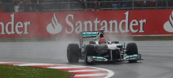 Michael Schumacher pilotando el Mercedes bajo la lluvia de Silverstone
