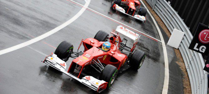 Fernando Alonso sale del pitlane seguido de Felipe Massa