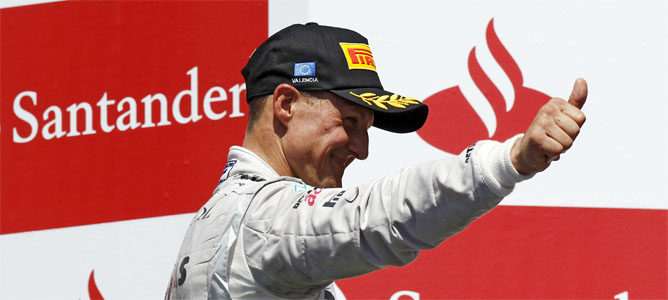 Schumacher saluda desde el podio de Valencia