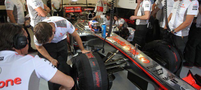 Jenson Button espera en el interior del box de McLaren