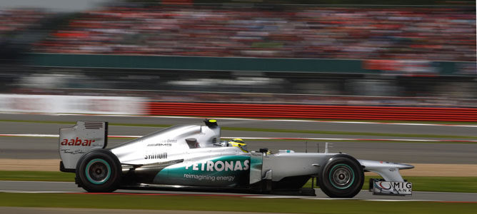 Un Mercedes sobre el asfalto de Silverstone