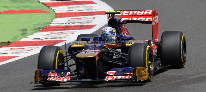 Un Toro Rosso sobre el asfalto de Silverstone