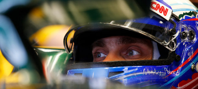 Vitaly Petrov en el Box de Caterham en Silverstone