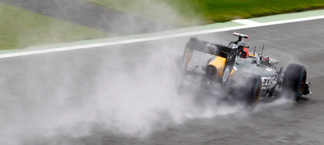 Heikki Kovalainen rodando sobre mojado en Silverstone