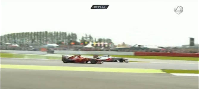 Adelantamiento de Fernando Alonso a Lewis Hamilton