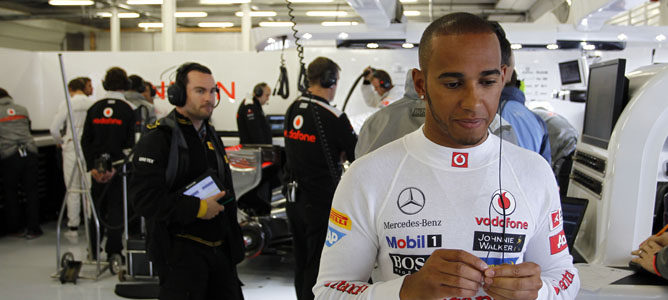 Lewis Hamilton en su box