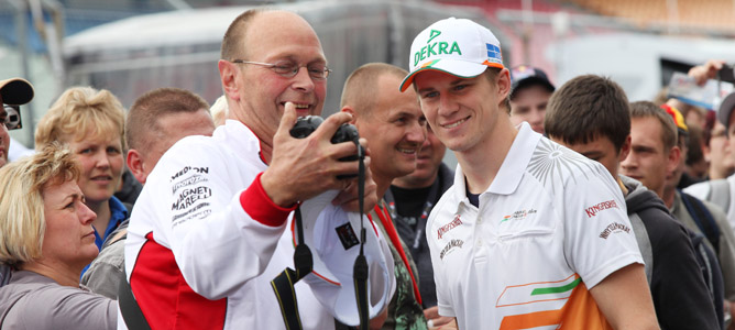 Nico Hülkenberg comparte sonrisas con sus aficionados