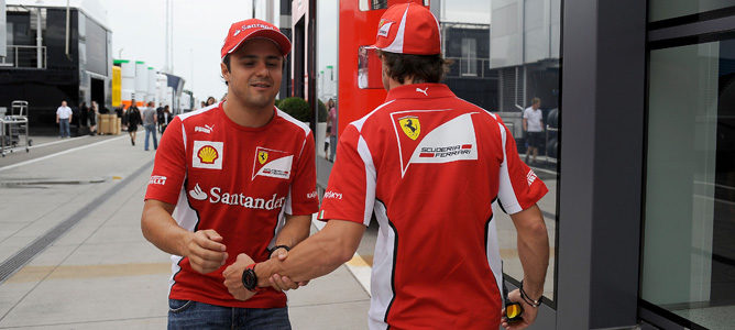 Felipe Massa y Fernando Alonso se saludan en el paddock de Hungaroring