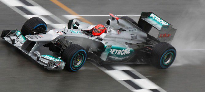 Michael Schumacher y su Mercedes bajo la lluvia