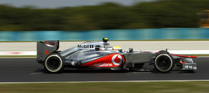 Lewis Hamilton pilota en los libres de Hungaroring
