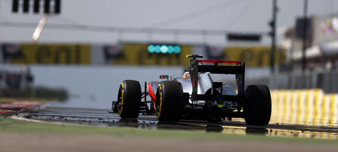 Lewis Hamilton abre el DRS en la entrada a la recta de Hungaroring
