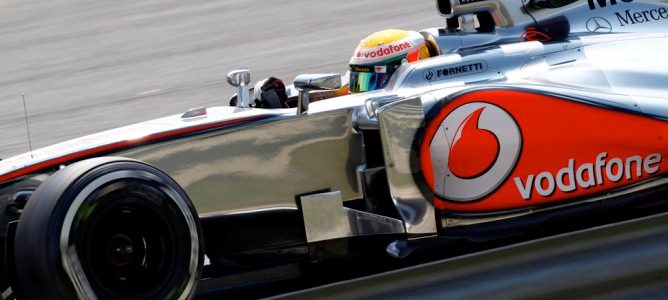 Lewis Hamilton sobre el asfalto húngaro a los mandos de su McLaren