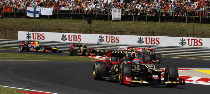 Los Lotus ocupando las primeras posiciones del GP de Hungría 2012