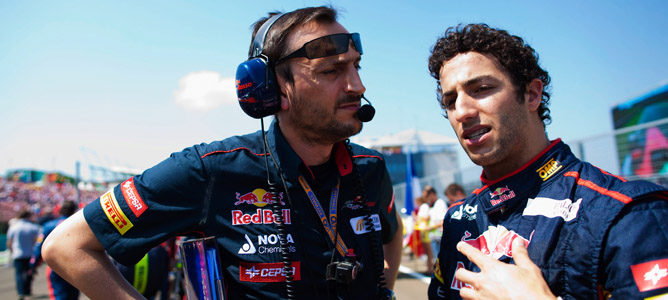 Daniel Ricciardo habla con su ingeniero