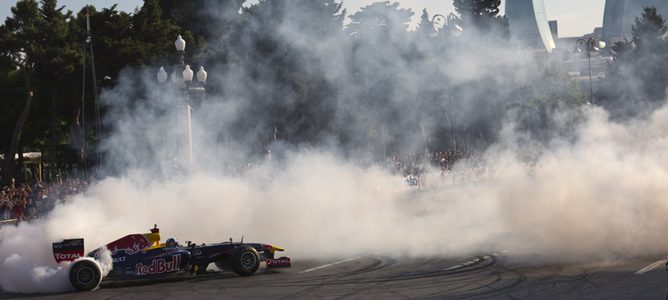 David Coulthard realiza unos 'donust' en Bakú 2012