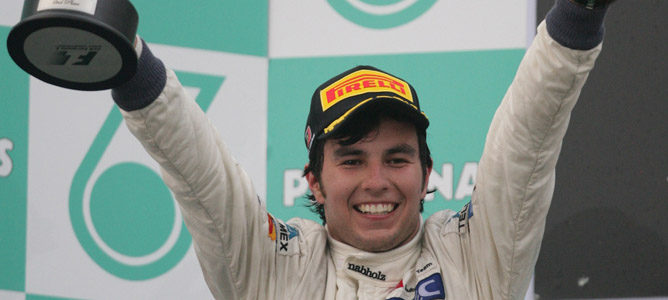Sergio Perez en el podio de Malasia
