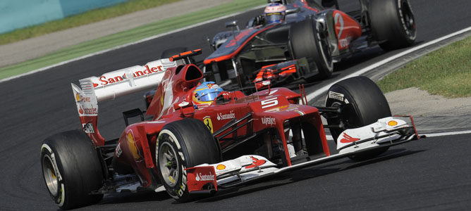 Un Ferrari sobre el asfalto de Hungaroring