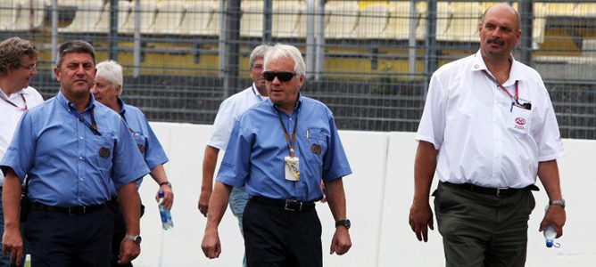 Charlie Whiting inspecciona el trazado