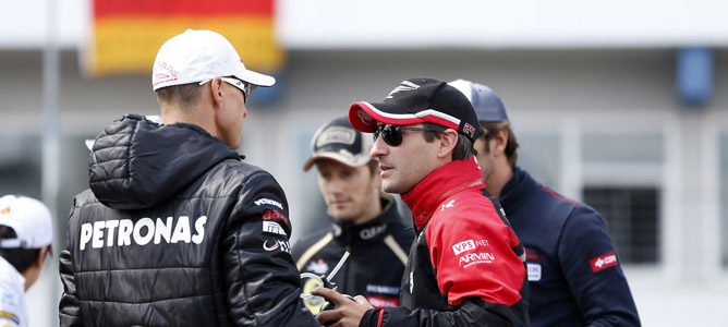 Timo Glock charla con Michael Schumacher